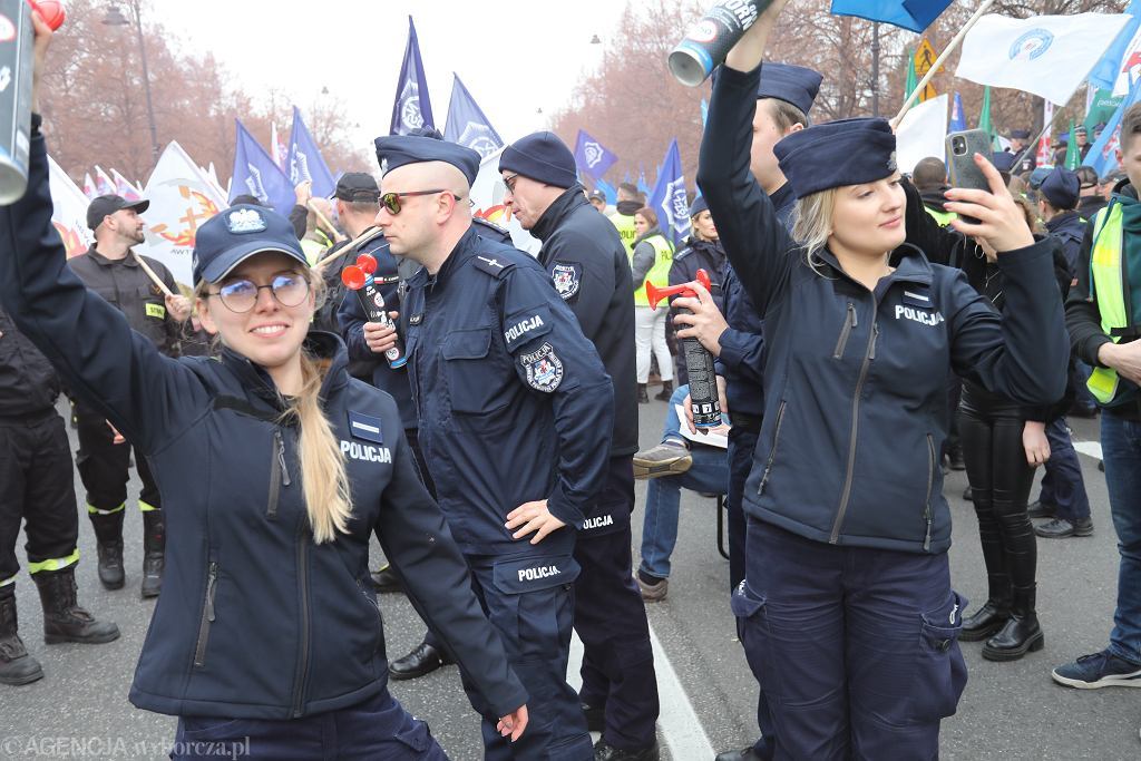 z29122491IHProtest sluzb mundurowych przez KPRM