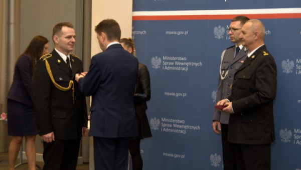 18 - 02 - 2016 - Uroczystość wręczenia Krzyży „Zasługi za Dzielność” oraz „Krzyży Zasługi” funkcjonariuszom PSP oraz Policji (...)